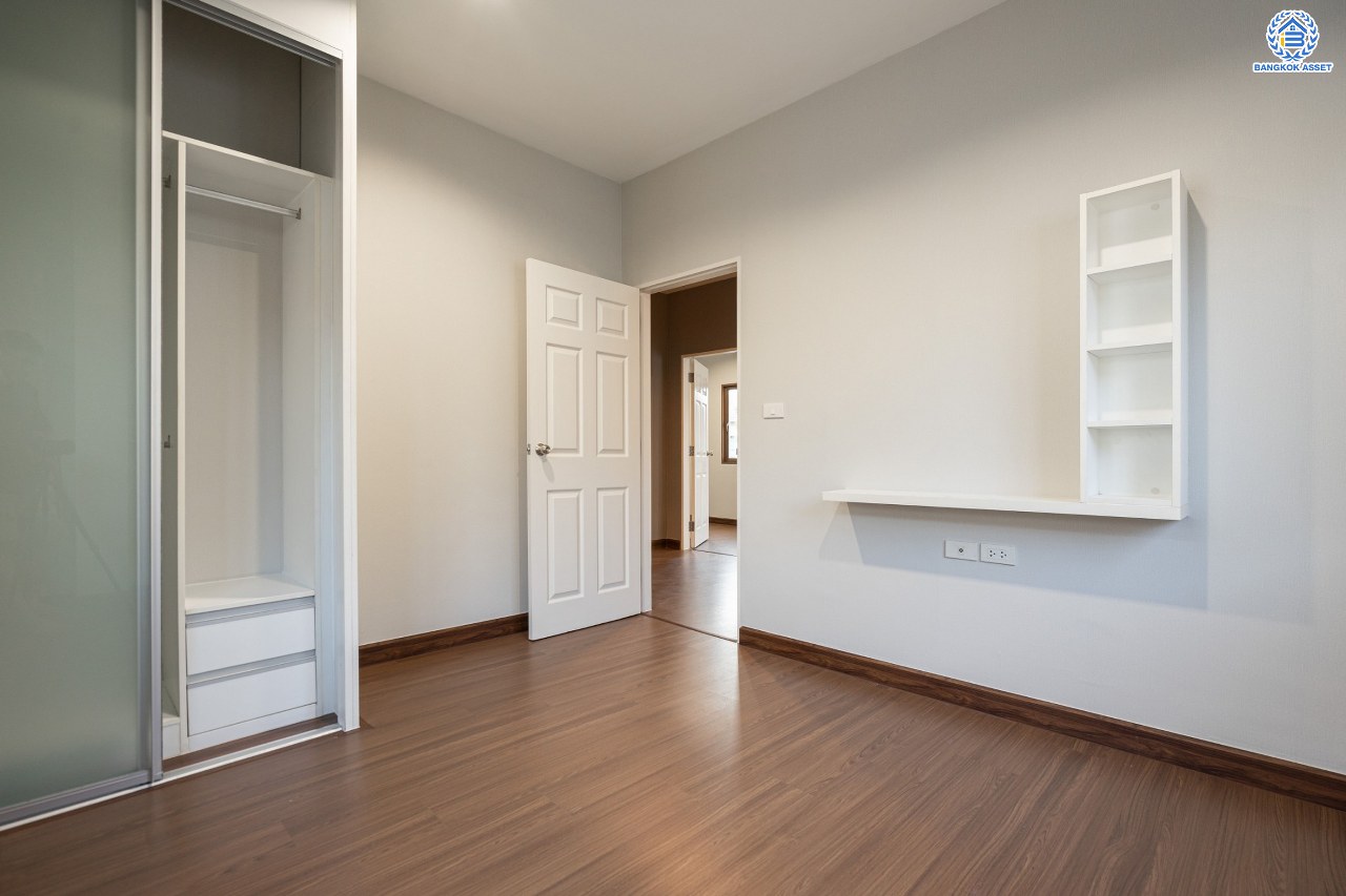 บ้านมือสองตกแต่งใหม่ ทำเลใจกลางเมือง โครงการ บุราสิริ งามวงศ์วาน-ประชาชื่น บ้านหลังใหญ่ เนื้อที่ 56.2 ตร.ว. ฟังก์ชัน 3 ห้องนอน 3 ห้องน้ำ 2 ที่จอดรถ พื้นที่ใช้สอย 183 ตร.ม. เชื่อมต่อถนนหลายสาย ใกล้เดอะมอลล์ งามวงศ์วาน และจุดขึ้นทางด่วนงามวงศ์วาน